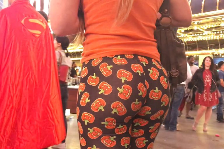 840-prev-halloween booty-leggings-ass-leggings ass-thin leggings-blonde girl-public candid-voyeur